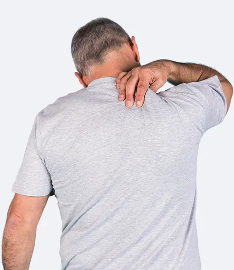 A man seen from behind, his hand pressed on his shoulder